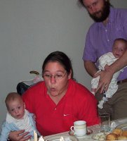 Lore soplando la vela en su torta de cumpleaños